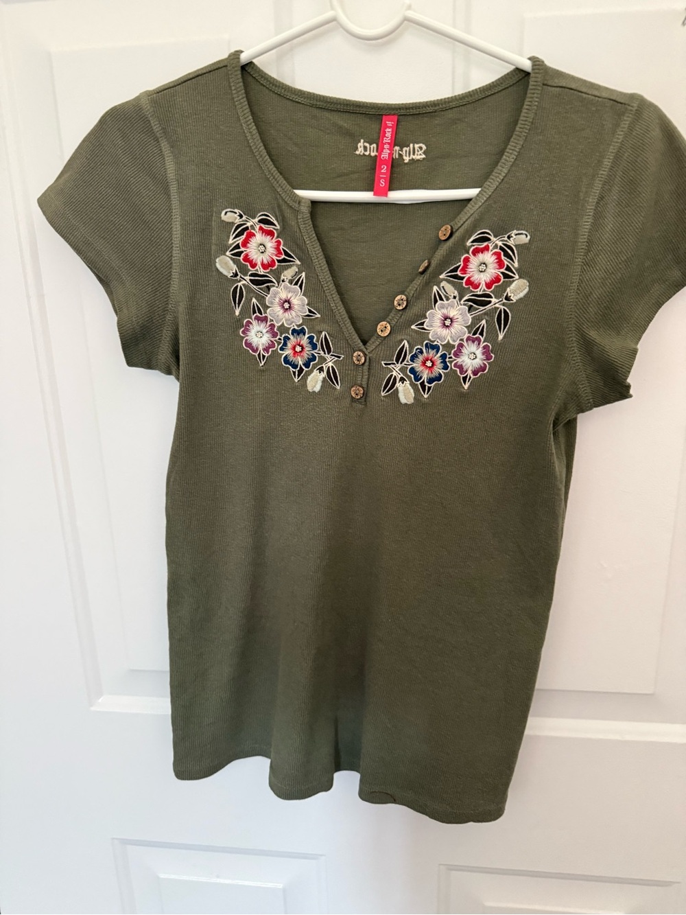 Alp n Rock Shirt Women’s Medium 3 Ribbed Green Floral Embroidered V Neck Top